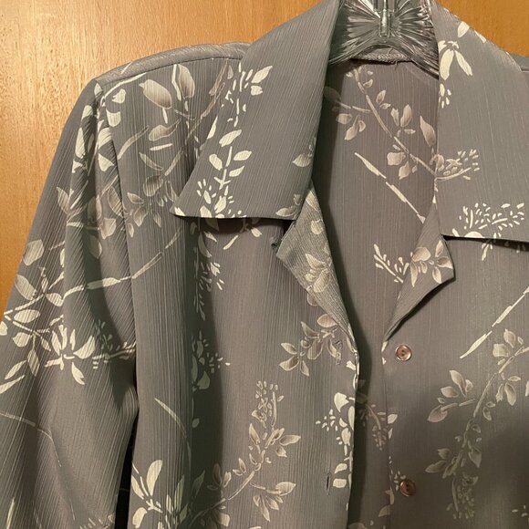 Light Blue 2 piece blazer and skirt with leaf vine design, crinkled material - Picture 2 of 10